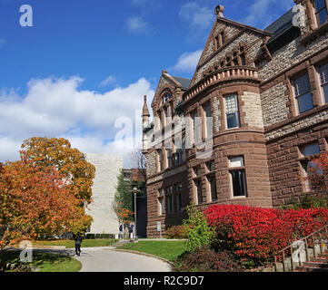 TORONTO - NOVEMBER 2018: reich verzierte gotische Architektur von Victoria College, einem ausgefeilten Brownstone gotischen College in der Innenstadt von Toronto. Stockfoto