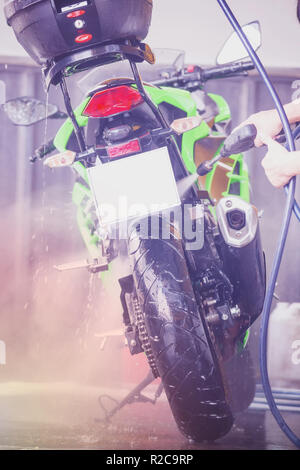 Motorrad clean Service. Mitarbeiter sind Waschmaschine Motorräder  Stockfotografie - Alamy