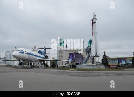 Moskau, Russland - 28. APRIL 2017: Modell Rakete "Wostok" bei Ausstellung der Errungenschaften der Volkswirtschaft. Aktiv war in der UDSSR verwendet. Stockfoto