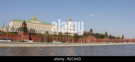 Moskau, Russland - 30. APRIL 2017: Panorama der Moskauer Kreml bei Tageslicht. Stockfoto