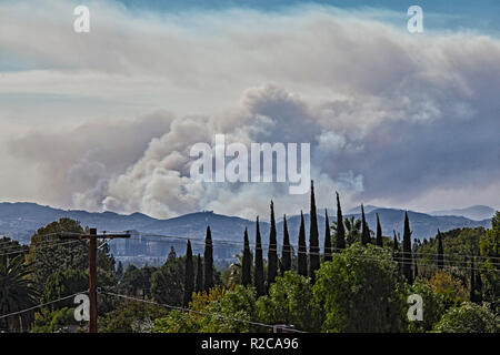 Die woolsey wildfire am 11. November. Das Feuer begann am 8. November 2018 und hat mehr als 98.000 Hektar Land verbrannt, zerstört, geschätzte 1.100 Strukturen und tötete 3 Menschen in Los Angeles und Ventura Grafschaften und die besonders hart betroffen von Malibu. Kalifornien, USA Stockfoto