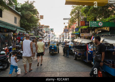 BANGKOK - April 25: Undefiniert Touristen sind Walking Street in der Khaosan Road am 25. April 2017 in Bangkok, Thailand. Khaosan Road ist eine kurze Straße in c Stockfoto