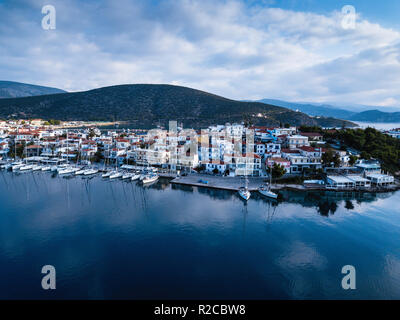 Luftbild Meer Marina von Ermioni in der Ägäis, Griechenland. Stockfoto