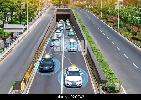 Smart Auto (HUD), autonomen Modus Fahrzeug selbst zu fahren, auf Metro City Road Iot-Konzept mit grafischen Sensor Radar-Signal-System und Internet Sensor conn Stockfoto