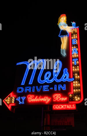 Mels Drive-In Leuchtreklame bei Nacht, auf die Highland Avenue in Hollywood, Los Angeles, Kalifornien. Stockfoto