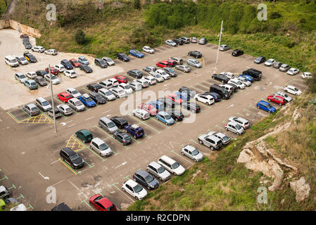 Barcelona, Spanien - 18. März 2018: geparkte Autos auf dem Parkplatz in Barcelona. An mehreren Stellen ist kostenlos. Stockfoto