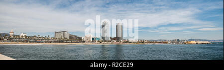 Barcelona, Spanien - 18. März 2018 in Barcelona Panorama mit Olimpic Villa Gebäude Wolkenkratzer und Stahl Arch goldener Fisch Frank O. Gehry. Spanien. Stockfoto