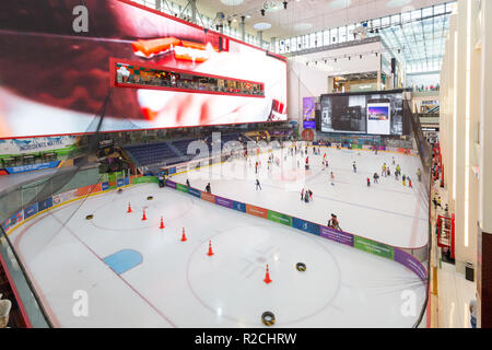 Eisbahn in der Dubai Mall Stockfoto