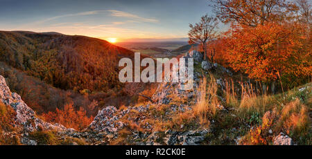 Panorama der Herbst Wald und Fels in der Slowakei Berg Stockfoto