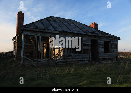 Alte Holz Wohnhaus im Zerfall, wilden Atlantik, County Kerry, Irland Stockfoto