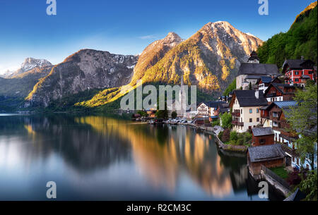 Klassische Postkartenblick auf berühmte Hallstätter See Stadt reflektiert in Traun See in den österreichischen Alpen im malerischen Morgenlicht an einem schönen Stockfoto