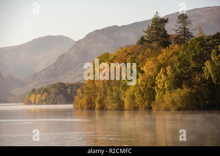 Misty Herbst morgens um Derwentwater im Lake District, Cumbria England Großbritannien Stockfoto