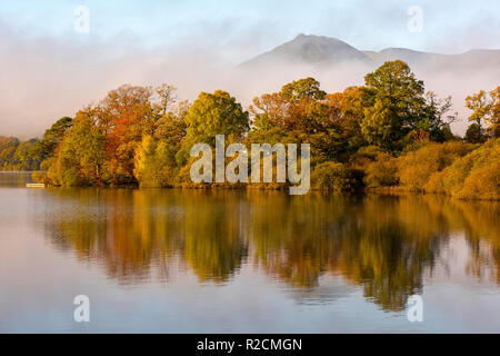 Misty Herbst morgens um Derwentwater im Lake District, Cumbria England Großbritannien Stockfoto