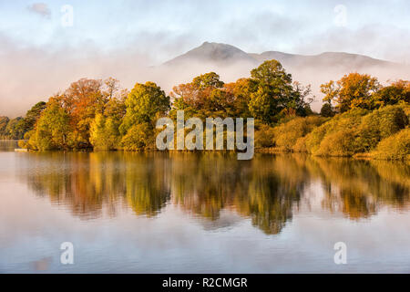 Misty Herbst morgens um Derwentwater im Lake District, Cumbria England Großbritannien Stockfoto