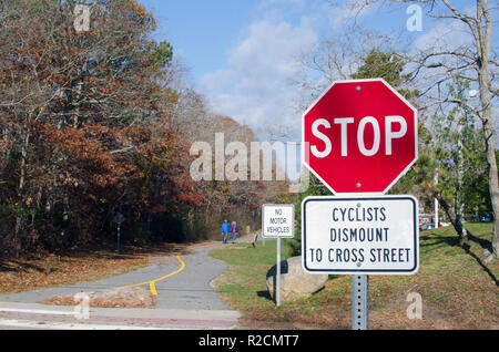 Shining Sea Bikeway Schild mit Stop-Schild, keine Kraftfahrzeuge Zeichen und Radfahrer abbauen zu Cross Street in Plymouth, Cape Cod, Massachusetts, USA Stockfoto