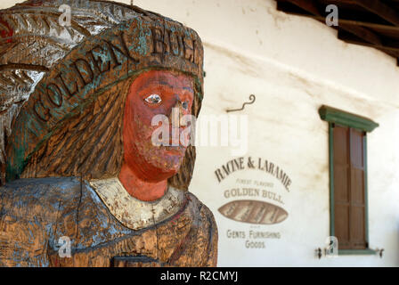 Einen Zigarrenladen Indische statue Werbung Goldene Bulle Tabak steht an der Racine & Laramie Tabak Shop in Old Town San Diego State Historic Park. Stockfoto