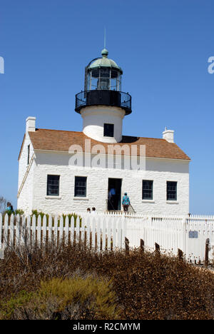 Besucher der Alten Point Loma Lighthouse in San Diego, Kalifornien erkunden. Heute ein Museum, wurde der Leuchtturm im Dienst von 1855 bis 1891. Stockfoto