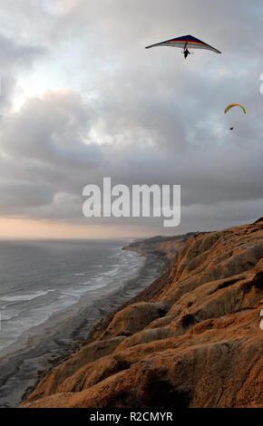 Einen Drachen und Gleitschirm fliegen über dem Torrey Pines Klippen an der Pazifik Küste im La Jolla Gegend von San Diego, Cailfornia. Stockfoto