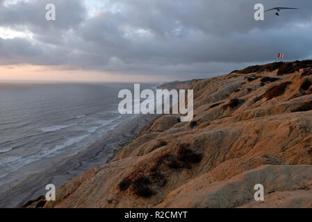 Ein hängegleiter schwebt über den dramatischen Torrey Pines Klippen an der Pazifik Küste im La Jolla Gegend von San Diego, Cailfornia. Stockfoto