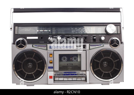 Retro Ghetto Blaster isoliert auf Weiss mit. Stilvolle retro Boombox auf Weiß. Stockfoto