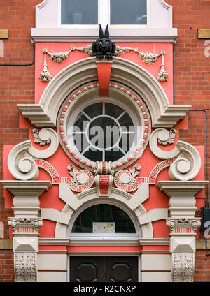 Reich verzierte Tür Collingwood House mit Vampir Kaninchen und Oberlicht, Amen Corner, St Nicholas Church Yard Gebäude, Newcastle Upon Tyne, England, Großbritannien Stockfoto