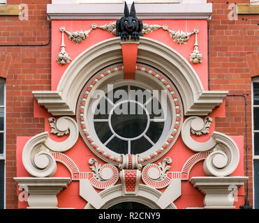 Reich verzierte Tür Collingwood House mit Vampir Kaninchen und Oberlicht, Amen Corner, St Nicholas Church Yard Gebäude, Newcastle Upon Tyne, England, Großbritannien Stockfoto