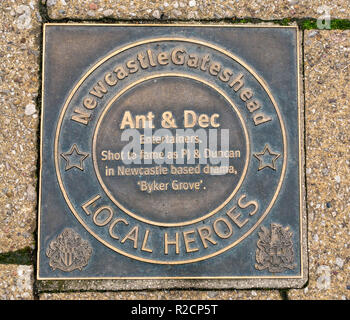 Bronze Plakette ehren Newcastle und Gateshead inspirierende Menschen der letzten 60 Jahre, Ant & Dec, Kai. Newcastle Upon Tyne, England, Großbritannien Stockfoto