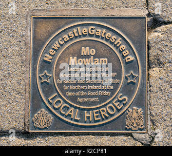 Bronze Plakette ehren Newcastle und Gateshead inspirierende Menschen der letzten 60 Jahre, Mo Mowlam, Kai. Newcastle Upon Tyne, England, Großbritannien Stockfoto