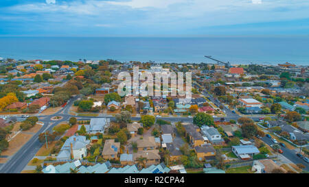 Wohngebiet in der Nähe von Ocean mit langen Pier - Luftbild Stockfoto
