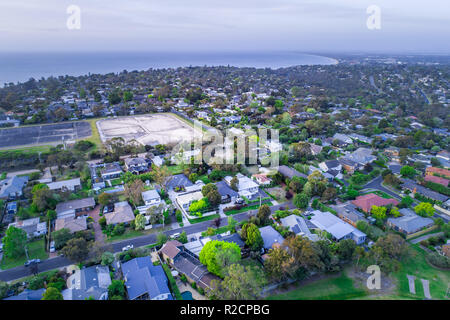 Wohngebiet am Ocean Küstenlinie bei Dämmerung - Luftbild Stockfoto