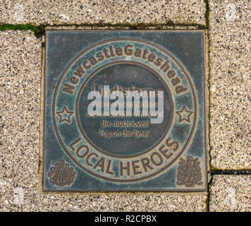 Bronze Plakette ehren Newcastle und Gateshead inspirierende Menschen der letzten 60 Jahre, Lindisfarne band, Kai. Newcastle Upon Tyne, England, Großbritannien Stockfoto