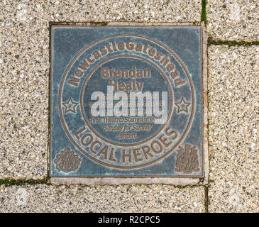 Bronze Plakette ehren Newcastle und Gateshead inspirierende Menschen der letzten 60 Jahre, Brendan Healy, Kai. Newcastle Upon Tyne, England, Großbritannien Stockfoto