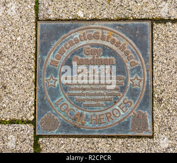 Bronze Plakette ehren Newcastle und Gateshead inspirierende Menschen der letzten 60 Jahre, Guy Readman, Kai. Newcastle Upon Tyne, England, Großbritannien Stockfoto