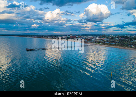 Luftaufnahme von Frankston Pier und Wasser bei Sonnenuntergang. Melbourne, Australien Stockfoto