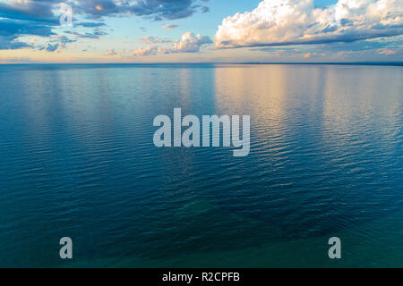 Minimalistische Antenne Seascape - Wolken über dem Wasser Stockfoto