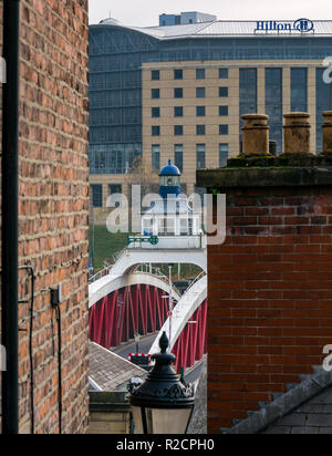 Alte Drehbrücke durch Ziegelwände mit Hilton Hotel Gateshead, Newcastle Upon Tyne, England, UK gesehen Stockfoto