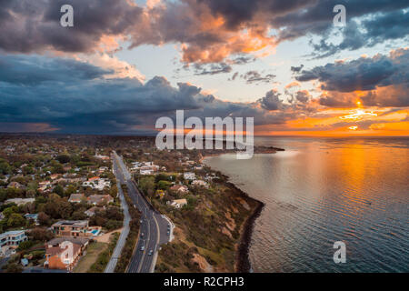 Sonnenuntergang über der Halbinsel Mornington und Nepean Highway. Porto das Dunas, Victoria, Australien Stockfoto