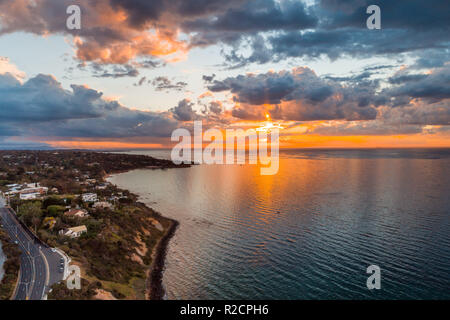 Glühende Sonnenuntergang über der Halbinsel Mornington und Nepean Highway. Porto das Dunas, Victoria, Australien Stockfoto