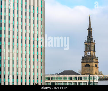 Kirche des Heiligen Willibrord mit allen Heiligen spire mit modernen Bürogebäude, Newcastle Upon Tyne, England, Großbritannien Stockfoto