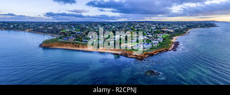 Antenne Panorama von luxus Häuser auf der Mornington Peninsula Küste bei Sonnenuntergang Stockfoto