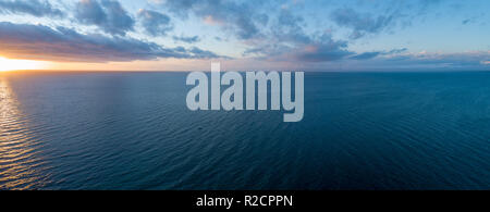Antenne Panorama der Sonnenuntergang über dem Ozean - minimalistisch Seascape Stockfoto