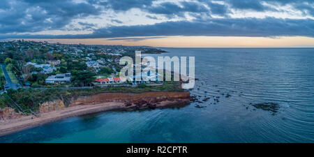 Panoramablick auf die Landschaft der Mornington Peninsula Küste bei Sonnenuntergang Stockfoto