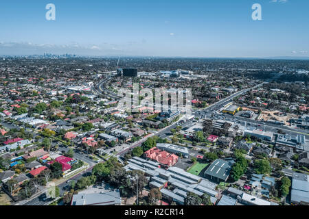 Luftbild des städtischen Gebiet mit Melbourne CBD in der Ferne Stockfoto