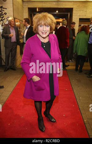 Gäste bei der Premiere des Jubiläums Show im Hansa Theater in Hamburg Mit: Hannelore Hoger Wo: Hamburg, Deutschland Wann: 18 Okt 2018 Credit: Becher/WENN.com Stockfoto