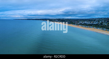 Breite Antenne Panorama des Mount Martha Strand mit Kurhaus-kiosken bei Sonnenuntergang Stockfoto