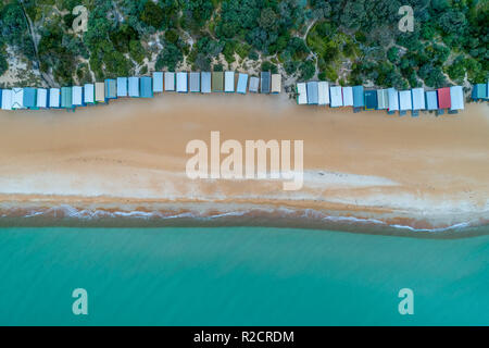 Blick nach unten am Strand Hütten Sandstrand und das türkisfarbene Wasser der Bucht am Mount Martha, Melbourne, Australien Stockfoto