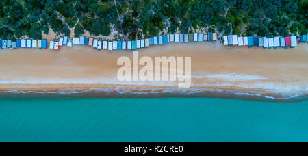 Antenne Panorama der langen Reihe von Strandhütten und schöne türkisblaue Wasser in Melbourne, Australien Stockfoto