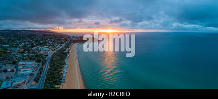 Mount Martha Küste bei Sonnenuntergang - große Antenne panorama Stockfoto