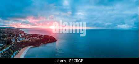 Sonnenuntergang über Port Phillip Bay in Australien - große Antenne panorama Stockfoto