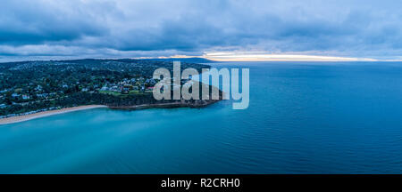 Breite Antenne Panorama der Mornington Peninsula Küste bei Dämmerung Stockfoto